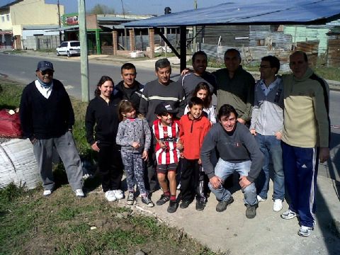 “Futuro” inauguró una garita de colectivo en 19 y 162 donde antes “la gente esperaba en la calle”
