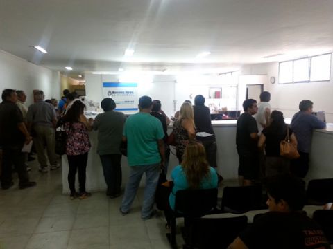 Los vecinos intentan tramitar su carnet de conducir entre quejas, incidentes, reducciones de turnos y falta de personal