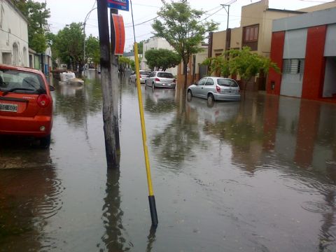 Comerciante advirtió que calle 167 parece “una pileta”
