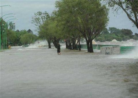 Ahora creció el Río de la Plata y la sudestada acorraló a Punta Lara