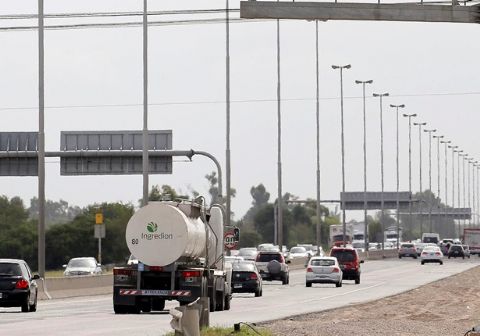 Proponen limitar el tránsito de camiones en hora pico en la AU Buenos Aires-La Plata