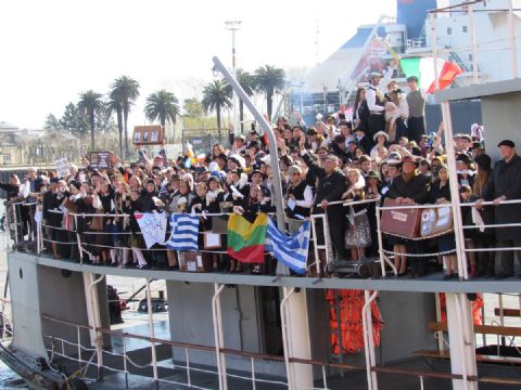 Emotivo desembarco simbólico de inmigrantes