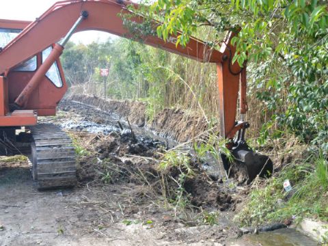 Limpieza del canal de calle 36