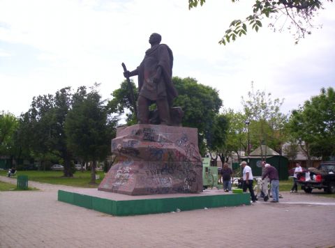 Limpieza y restauración ad honorem de la estatua de Almafuerte en su plaza‏