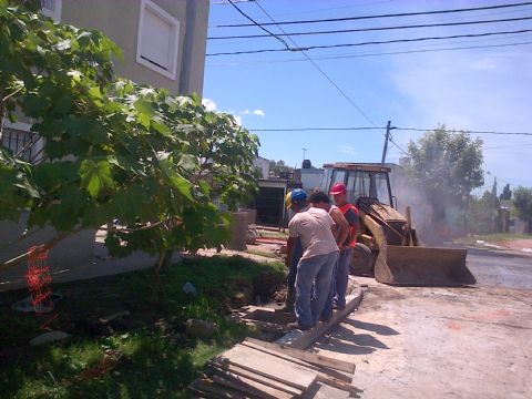 Alarma en 26 y 163 por la rotura de un caño maestro de gas y agua