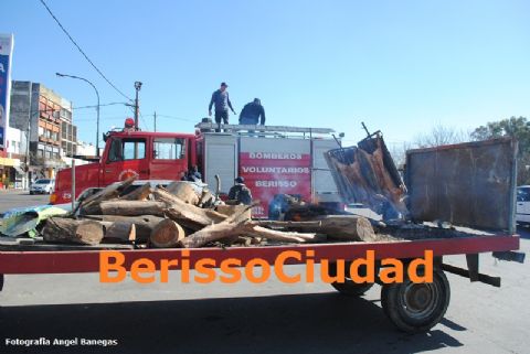 Rifa solidaria de Bomberos Voluntarios en el Playón Municipal