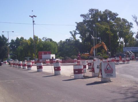 Calzada reducida por obras en la rotonda del Puente Roma