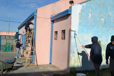 Avanzan los trabajos de pintura y mantenimiento en establecimientos educativos