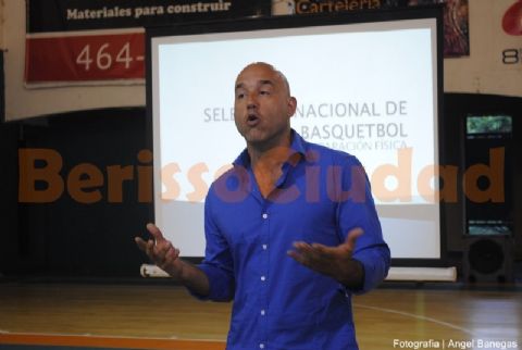 El preparador físico de la selección nacional de básquet brindó una charla en Hogar Social