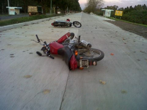 Insólito: Chocaron dos motos en la mano que no está habilitada del camino del petróleo