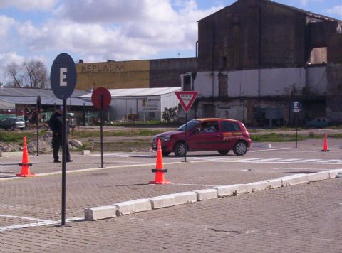 Inaugurada la pista para el registro de conducir, hubo quienes reprobaron el examen
