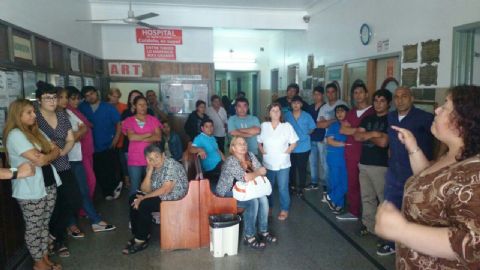 Asamblea en el hospital por tres trabajadores despedidos