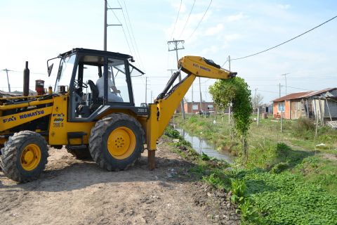 Zanjeo y mejorado de calles en Villa Argüello