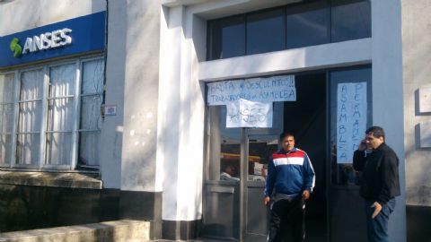 Trabajadores de la ANseS continúan las medidas de fuerza y denuncian presencia de militantes