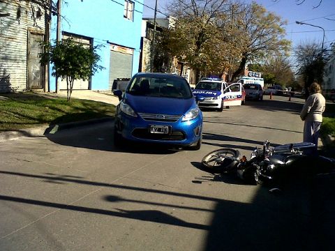 Choque entre un auto y una moto en 166 entre 6 y Carlos Gardel