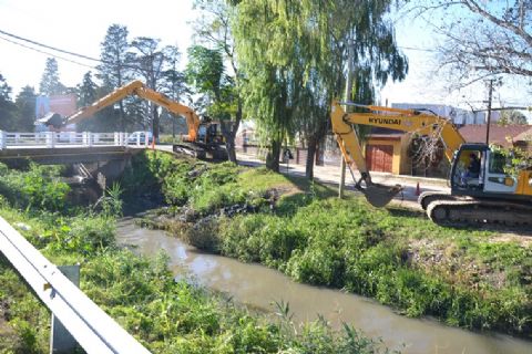 Avanzan las tareas de limpieza del canal en el Puente de Avenida Montevideo y 66