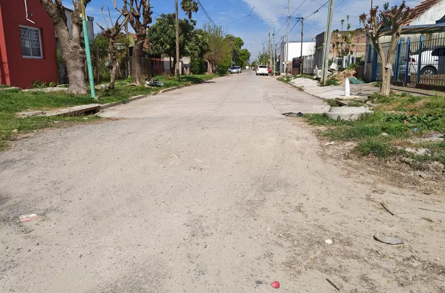 Los trabajos abandonados dificultan el ingreso y egreso de vehículos y generan inconvenientes para quienes viven en la zona.