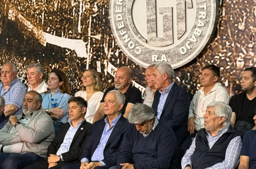 El gobernador Kicillof, funcionarios y secretarios de la CGT participaron del homenaje.