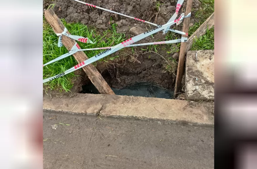 Las imágenes remitidas a la redacción muestran tapas de hormigón desplazadas, una zanja abierta con agua en su interior, cintas de peligro y una señalización precaria realizada con maderas. 