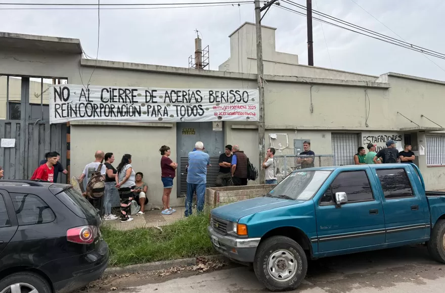 Trabajadores de Acerías Berisso realizaron una protesta en la puerta de la planta.
