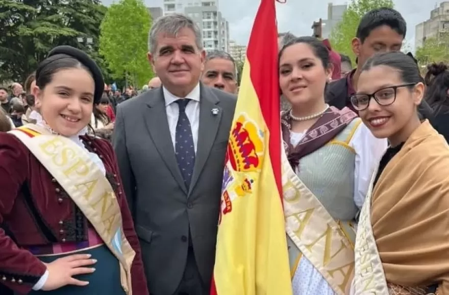 Junto al embajador.