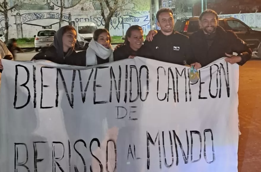 De Berisso al mundo: Lautaro Flamini regresó como campeón y fue recibido a puro festejo
