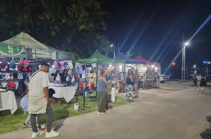 La feria continúa consolidándose como un espacio de encuentro para emprendedores y vecinos de la ciudad.