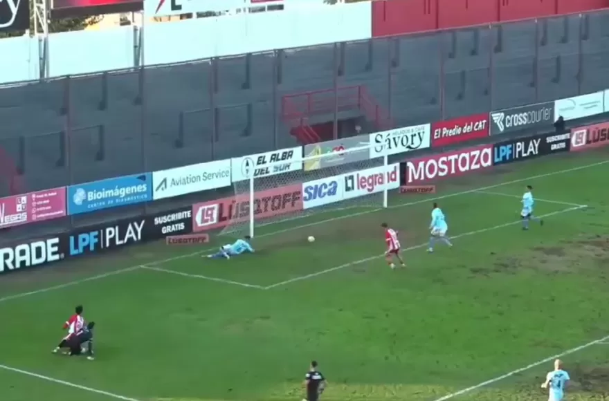 La Villa perdi&oacute; sobre la hora ante Talleres con un ins&oacute;lito gol en contra