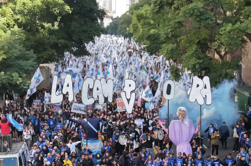 Nutrida columna de La Cámpora.