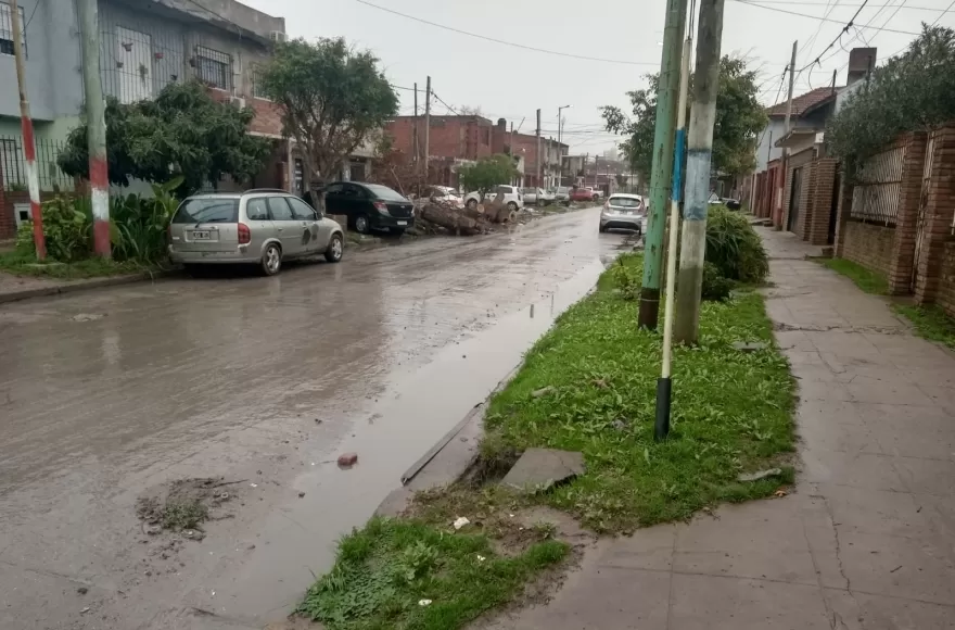 Vecinos de Nueva Villa Argüello reclaman limpieza de bocas de tormenta: “Un mes tapadas”