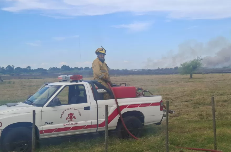 Un incendio de grandes proporciones se desató este mediodía en la zona del Camino Real entre las Rutas Provinciales N° 11 y N° 15. 