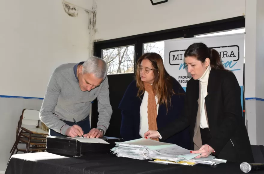 Fabián Cagliardi encabezó el acto de firma de 44 escrituras de propiedad.