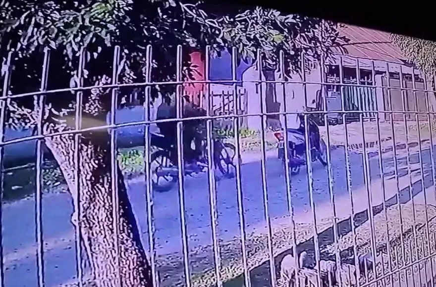 Delincuentes en moto (captura de video).