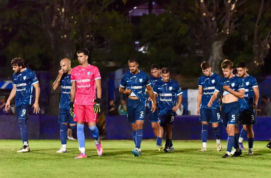 Villa San Carlos dejó escapar la victoria y empató en un partidazo ante San Martín de Burzaco