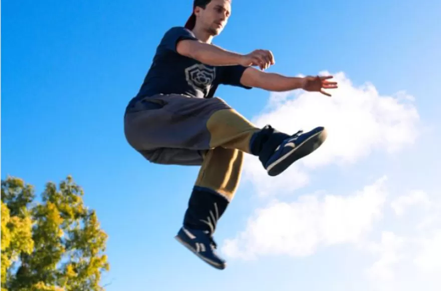 El parkour se define como un método de locomoción para áreas urbanas o naturales.