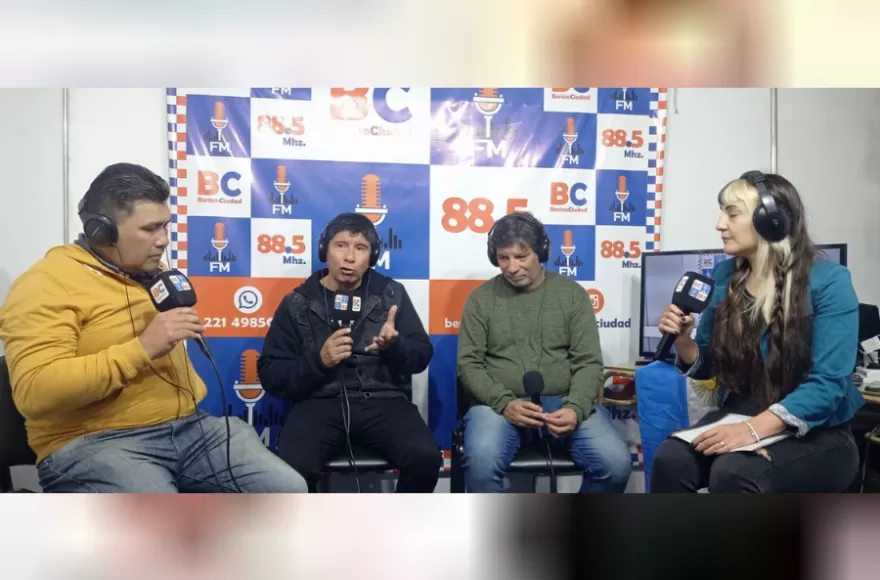 Ariel y Julio Herrera pasaron por el stand de FM Berisso Ciudad.