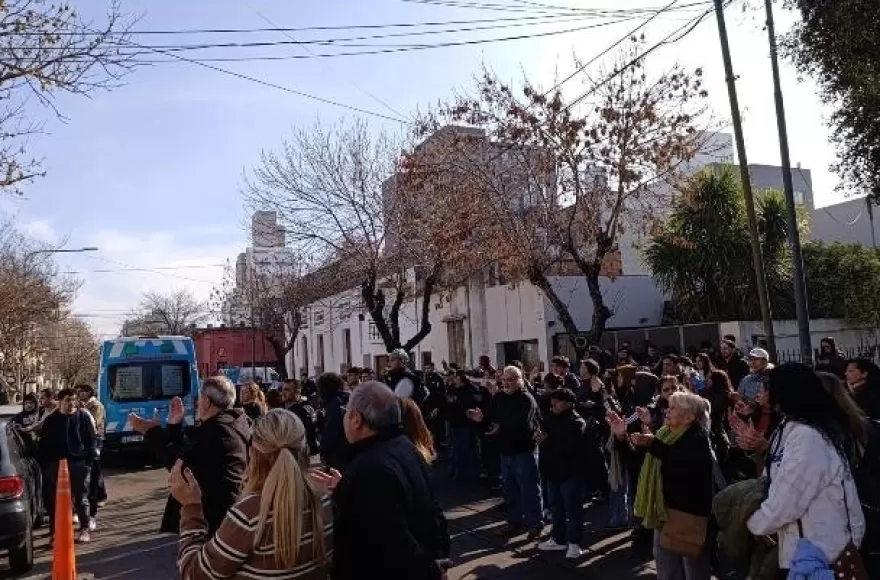 Trabajadores de la Cooperativa Textil de Berisso marcharon a La Plata para defender 130 puestos de trabajo