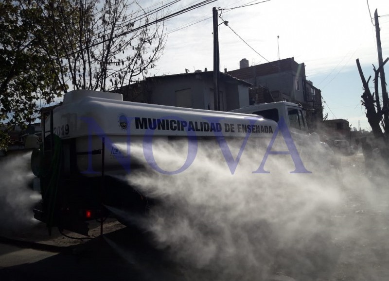 El Municipio de Ensenada desinfectó el barrio José Luis Cabezas. (Foto: NOVA)