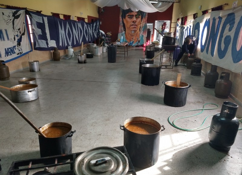 Cocinaron en Berisso y distribuyeron el alimento en distintos comedores de la Región Capital.