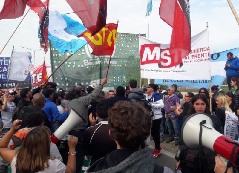 Como parte del plan de lucha, los trabajadores del Astillero Río Santiago realizando varios cortes en distintos lugares de la capital bonaerense