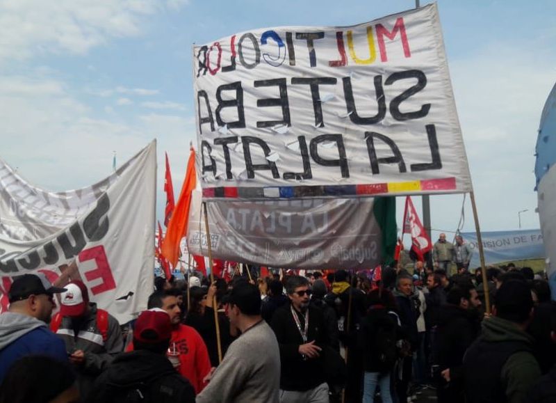 Como parte del plan de lucha, los trabajadores del Astillero Río Santiago realizando varios cortes en distintos lugares de la capital bonaerense