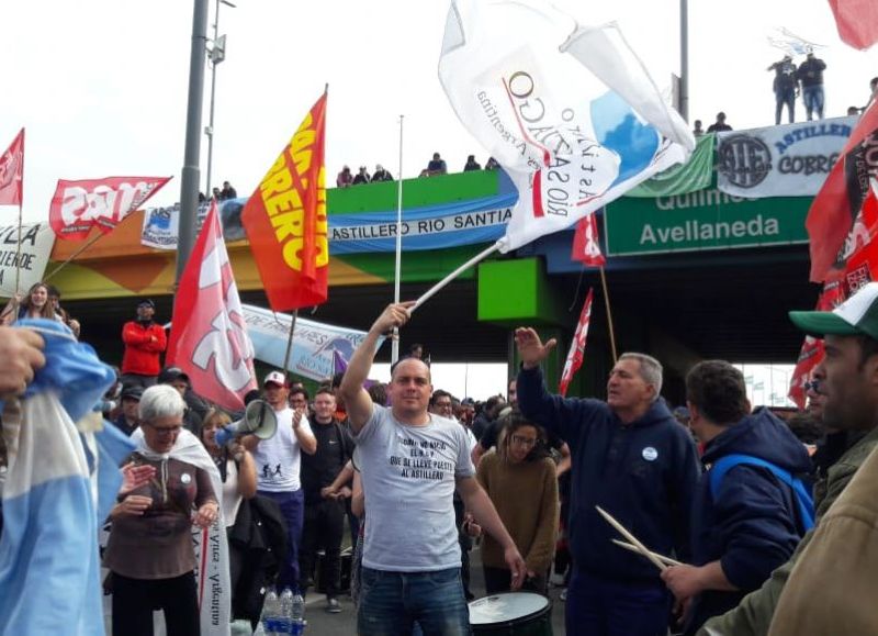 Como parte del plan de lucha, los trabajadores del Astillero Río Santiago realizando varios cortes en distintos lugares de la capital bonaerense