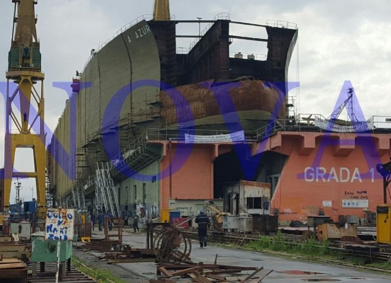 Jornada gris en el Astillero Río Santiago: cambio de mando, despidos de gerentes y temor en los trabajadores. En una flota altamente custodiada llegó Daniel Capdevilla, nuevo presidente. (Foto: NOVA)