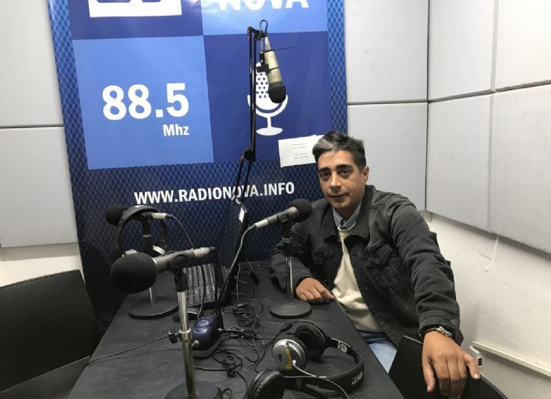 Alejandro Paulenko en el aire de BerissoCiudad en Radio.