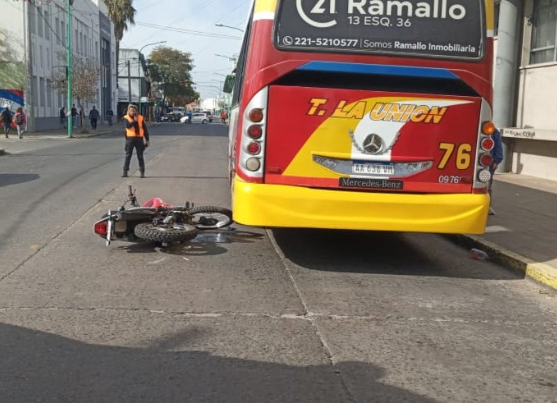 Lo chocó una moto y se llevó por delante un colectivo.