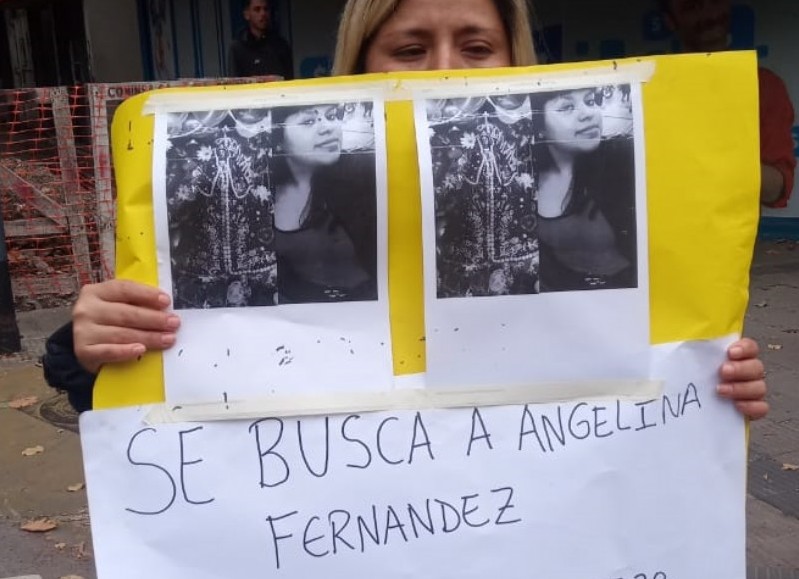 En las puertas de la fiscalía de la ciudad de La Plata, ubicada en la calle 7 entre 56 y 57, los familiares de Angelina Fernández se acercaron para cortar y reclamar por la aparición de la joven.