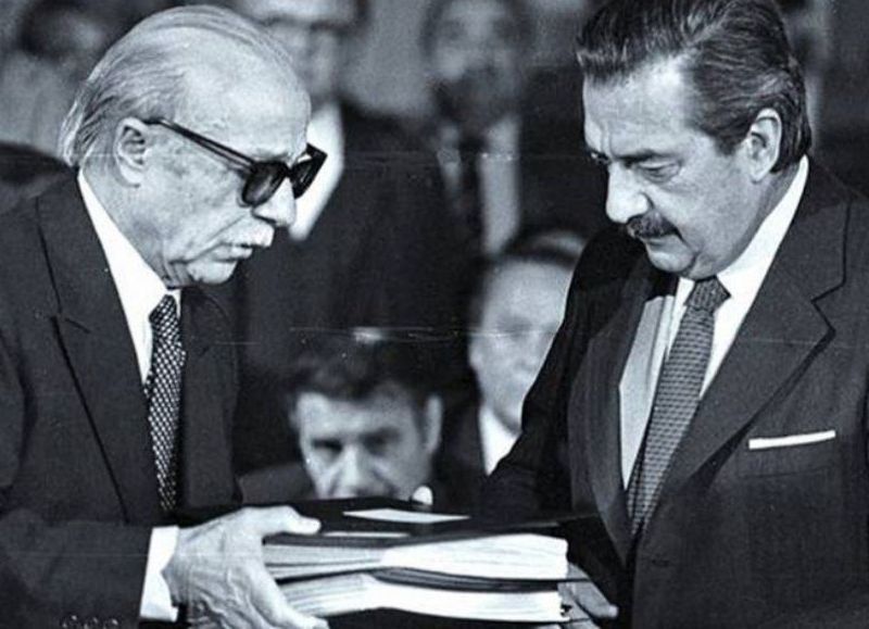 Alfonsín recibe el informe Nunca Más de manos de Ernesto Sabato.