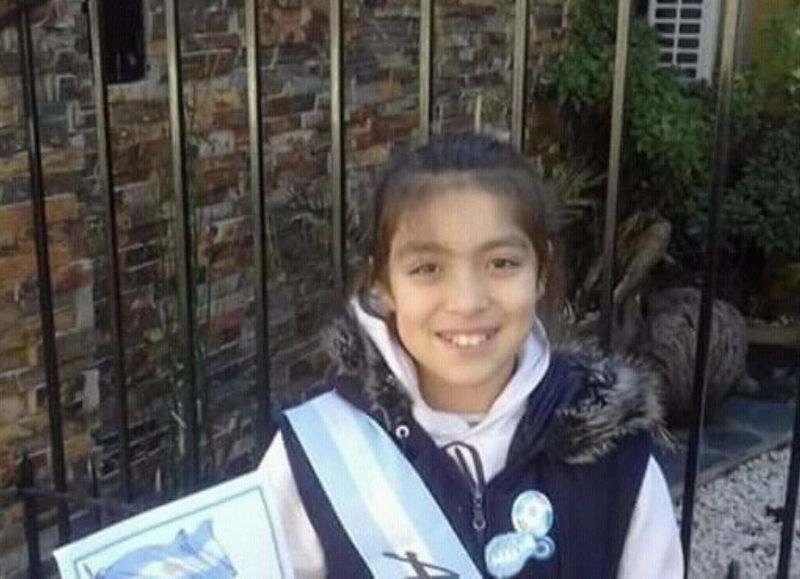 Una niña que pasó por varias escuelas en cuestión de minutos.