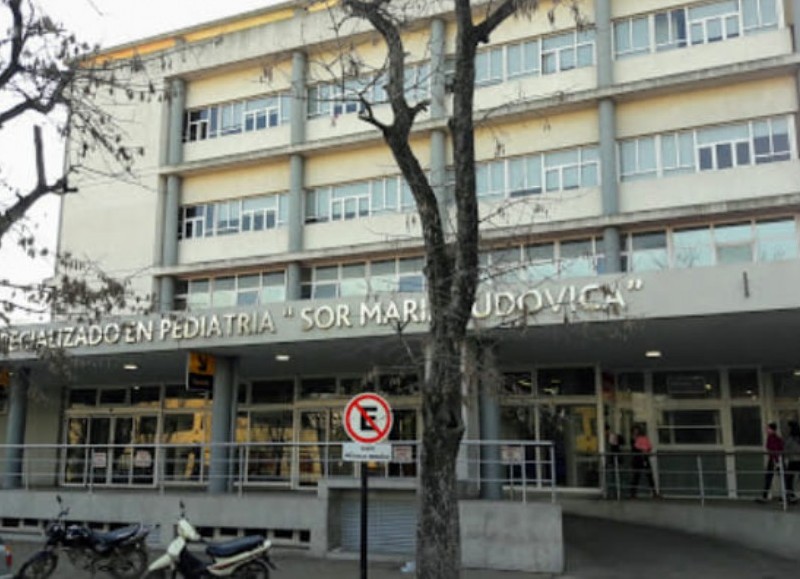 Se encuentra internado en el Hospital de Niños de La Plata.