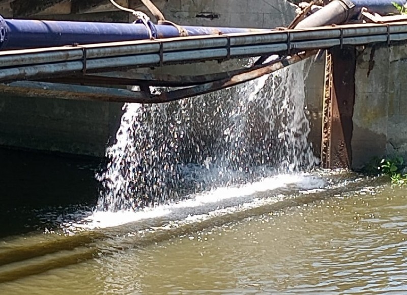 Operarios de ABSA estuvieron trabajando en la reparación de una cañería en el Puente Roma, calle 157 y Avenida Genova.